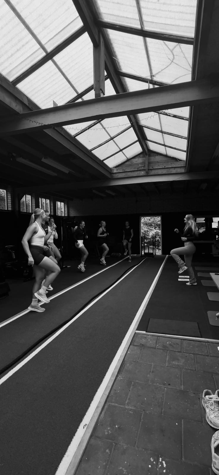 Groepsles Power en Pace op de sprintbaan van NEO VITA in Burgum