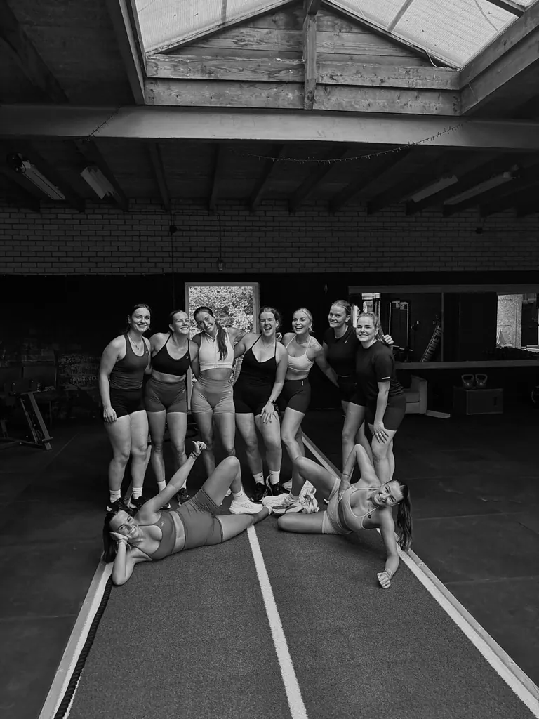 Groepsfoto van deelnemers op de sprintbaan