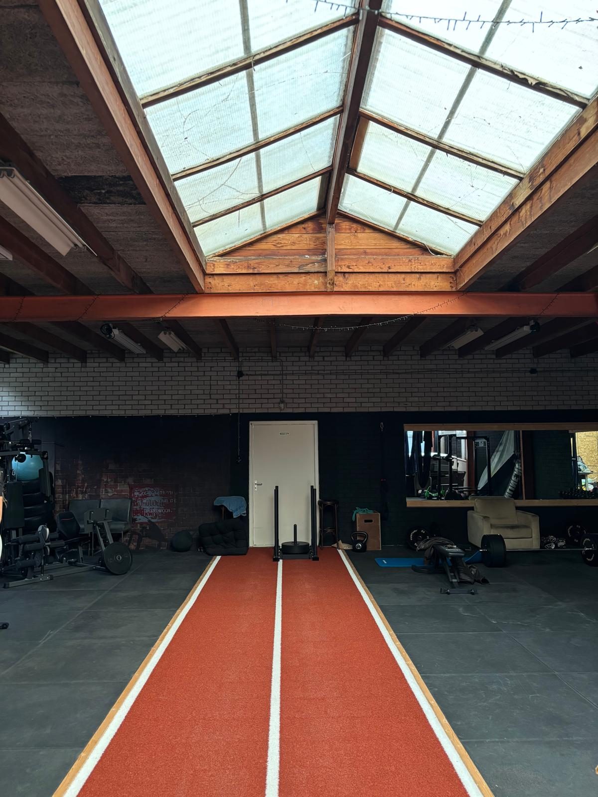 De studio van NEO VITA in Burgum, met de baan onder het daklicht
